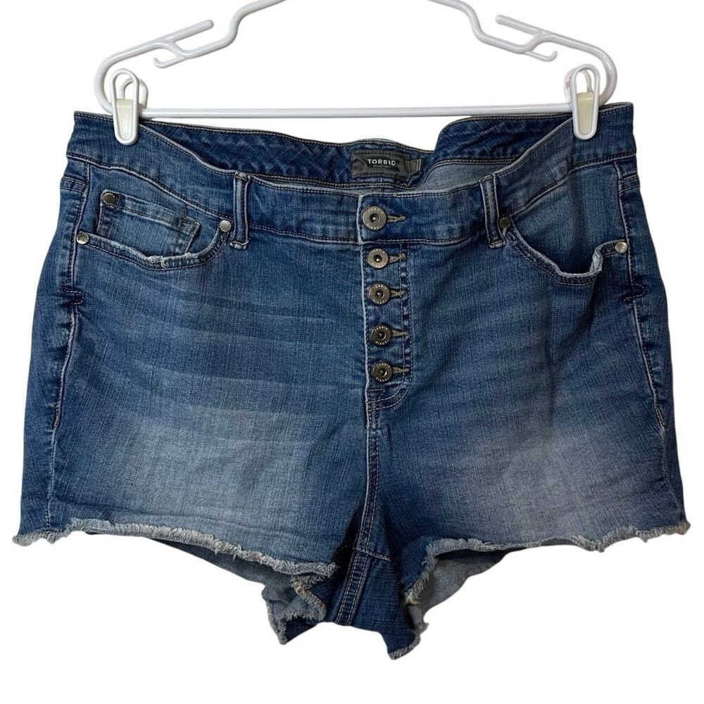 Torrid Women’s Medium Wash Denim Cut Off Shorts Size 20 Button Fly Summer Casual